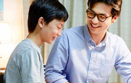お子さまと教師のイメージ
