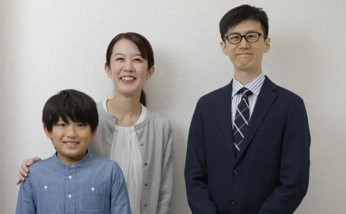 お子さまと教師のイメージ