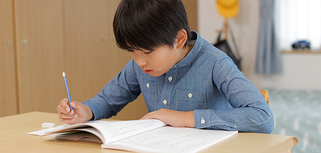 学習する小学生のイメージ