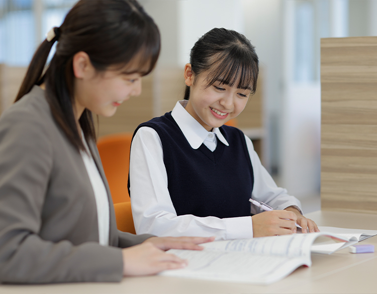 お子さまと教師のイメージ