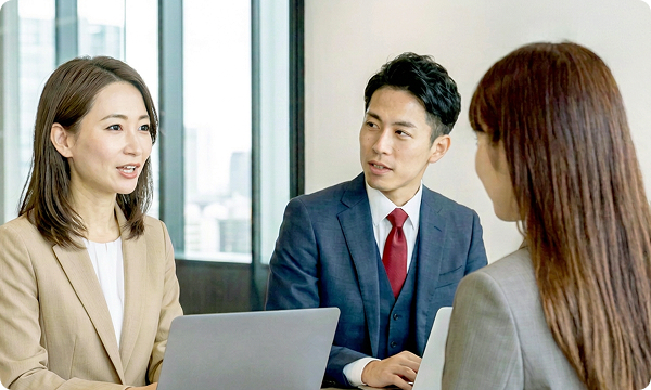 打ち合わせをする講師と支援員