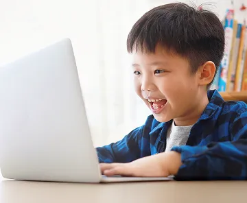パソコンでオンライン授業を受ける様子