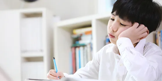 頰杖をつく子どものイメージ