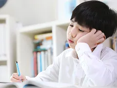 頰杖をつく子どものイメージ