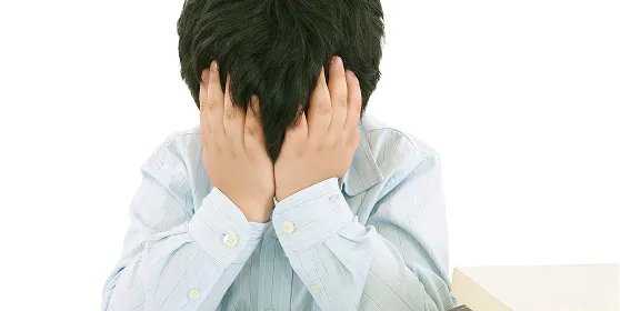 頭を抱える子どものイメージ