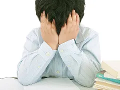 頭を抱える子どものイメージ